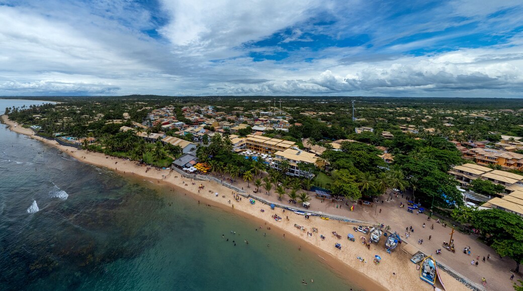Imagem aérea da praia da Praia do Forte, município de Camaçari, Bahia, Brasil