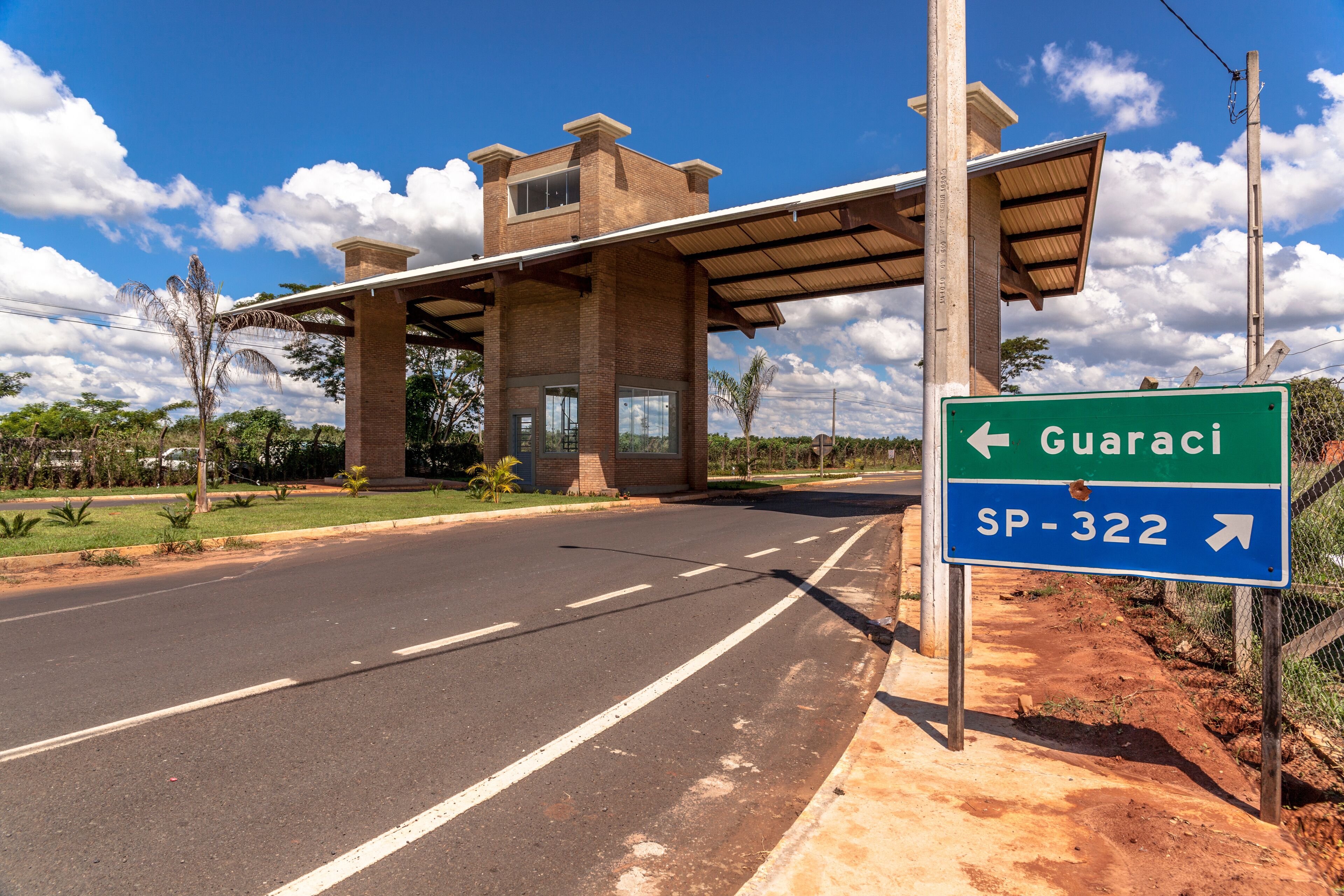 A road sign indicating directions to Guaraci and SP-322.