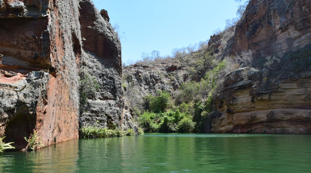 We can navigate through the canyons of the São Francisco river in catamarans or small boats. The green color of the river in this region contrasts with the color of the stone walls creating a surreal landscape.