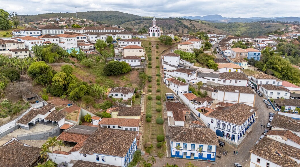 Vista aérea das escadarias da Igreja de Santa Rita, centro histórico de Serro, Minas Gerais, Brasil. Uma vista aérea de drone.
