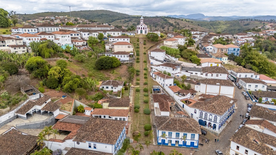 Vista aérea das escadarias da Igreja de Santa Rita, centro histórico de Serro, Minas Gerais, Brasil. Uma vista aérea de drone.