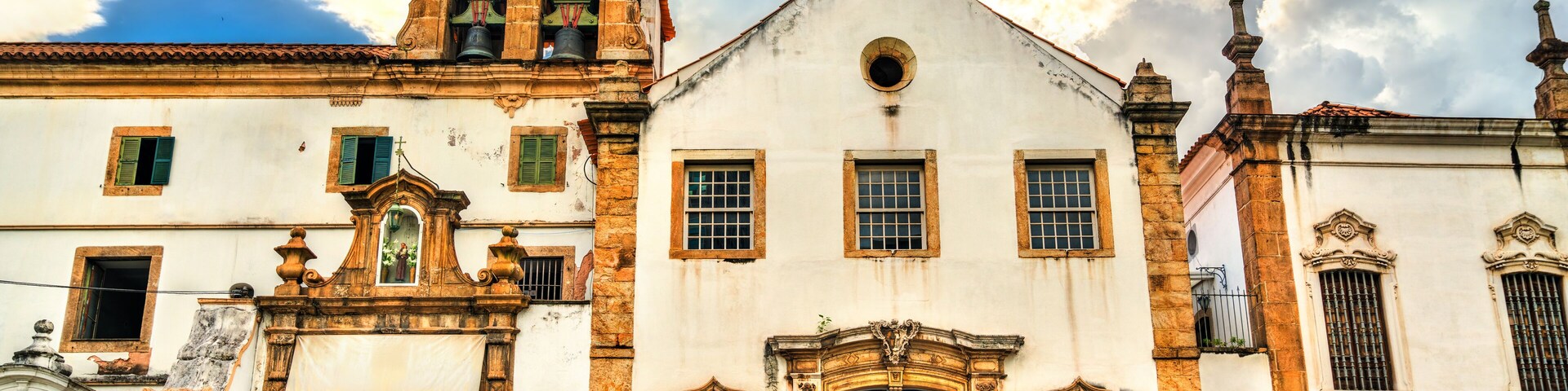 Una iglesia histórica con un campanario y una fachada ornamentada.