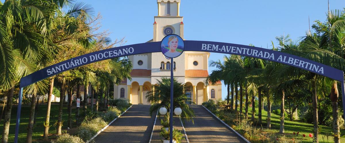 A church with a sign reading 'Santuário Diocesano Bem-Aventurada Albertina'.