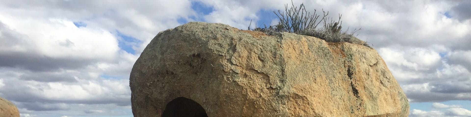 Formação geológica muito bonita e interessante. Há centenas de grandes rochas, belamente esculpidas pela própria natureza.
