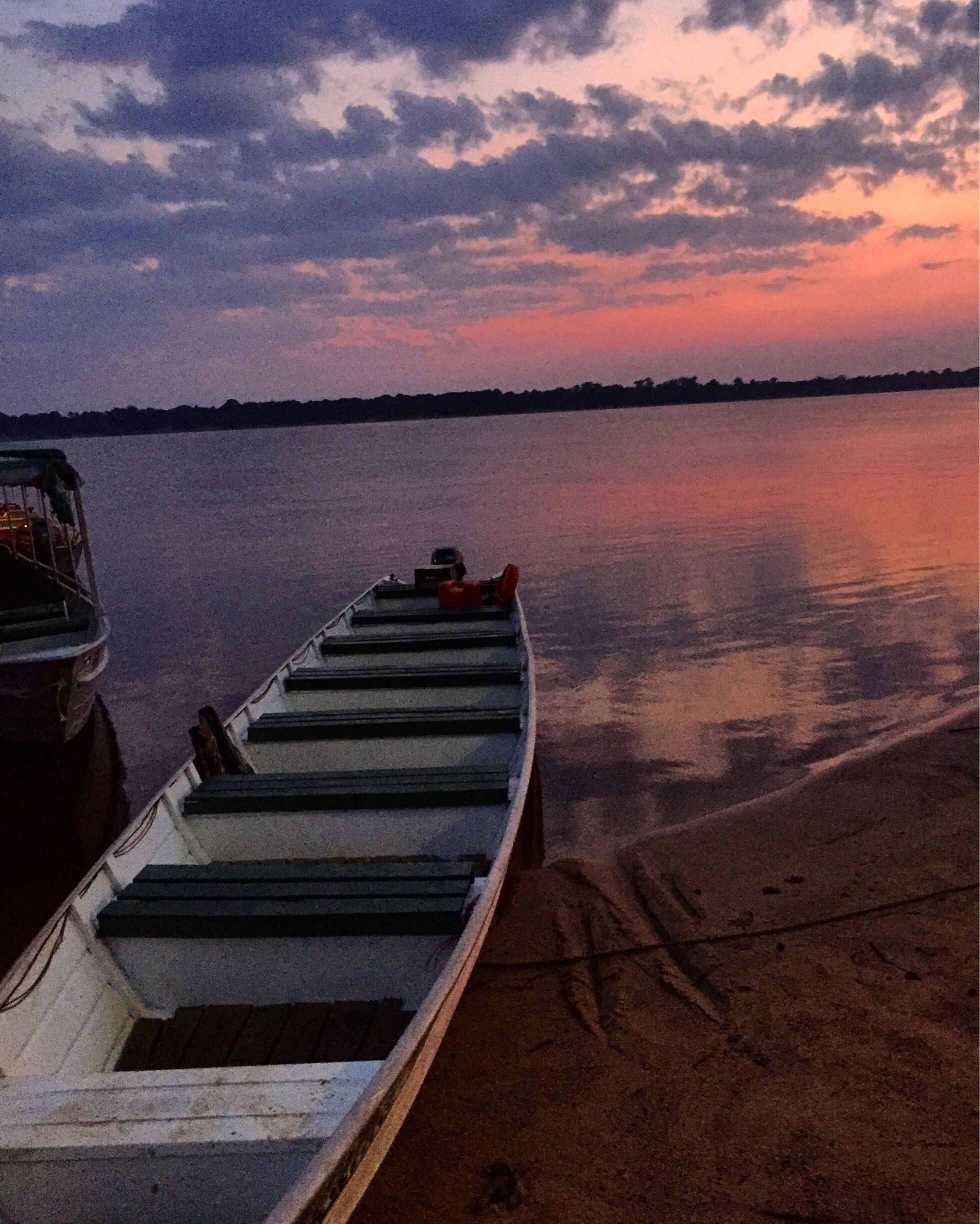 Golden Hour on the Rio Negro. Our last day at the Anavilhanas Jungle Lodge, they took us out for a morning boat ride to watch the sunrise. It was spectacular. 

#brazil #goldenhour #anavilhanasjunglelodge