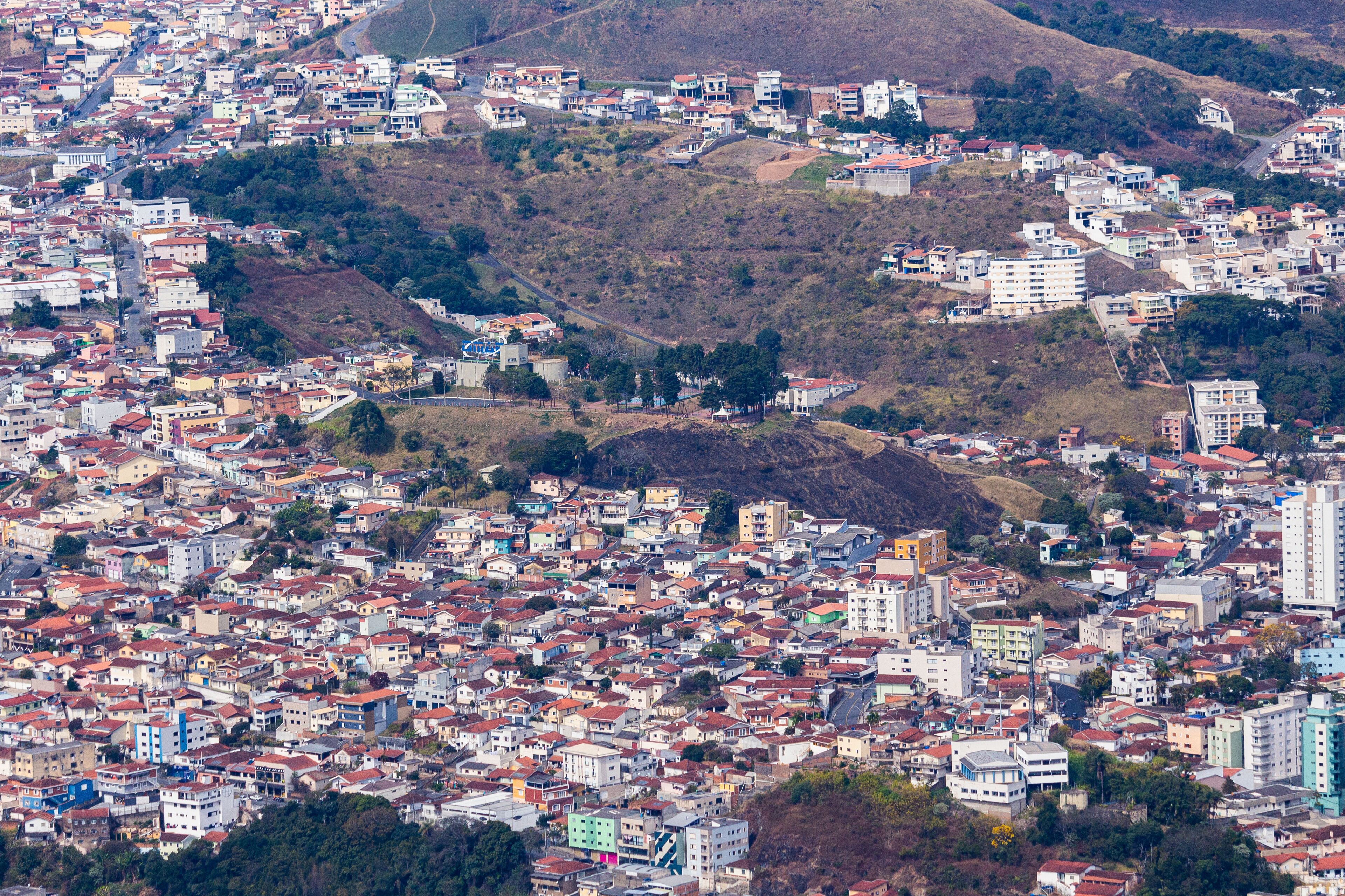 Vista aérea do Mirante Santa Rita - POÇOS DE CALDAS, MG, BRAZIL - JULY 19, 2023: View of the Santa Rita de Poços de Caldas Viewpoint from the São Domingos Mountain Range.