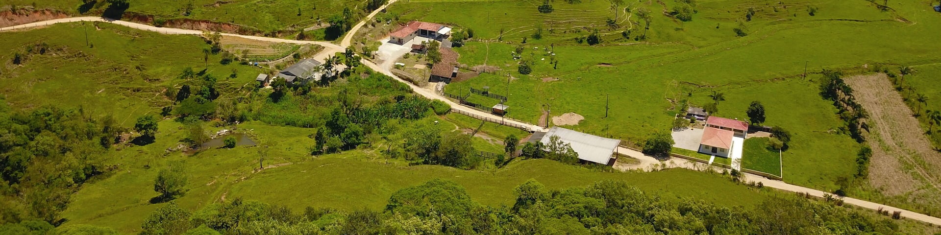 Vista aérea de fazenda e natureza na cidade de Antonio Carlos em Santa Catarina Brasil