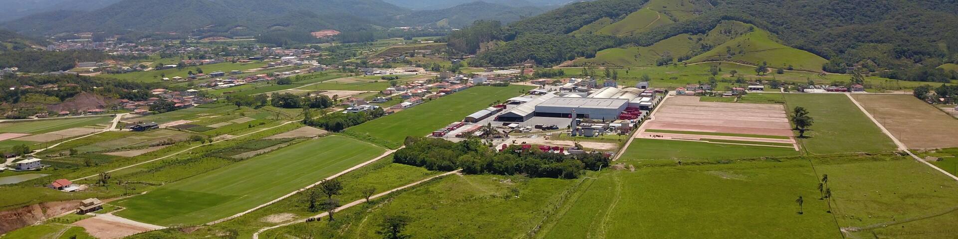 Vista aérea de fazenda e natureza na cidade de Antonio Carlos em Santa Catarina Brasil