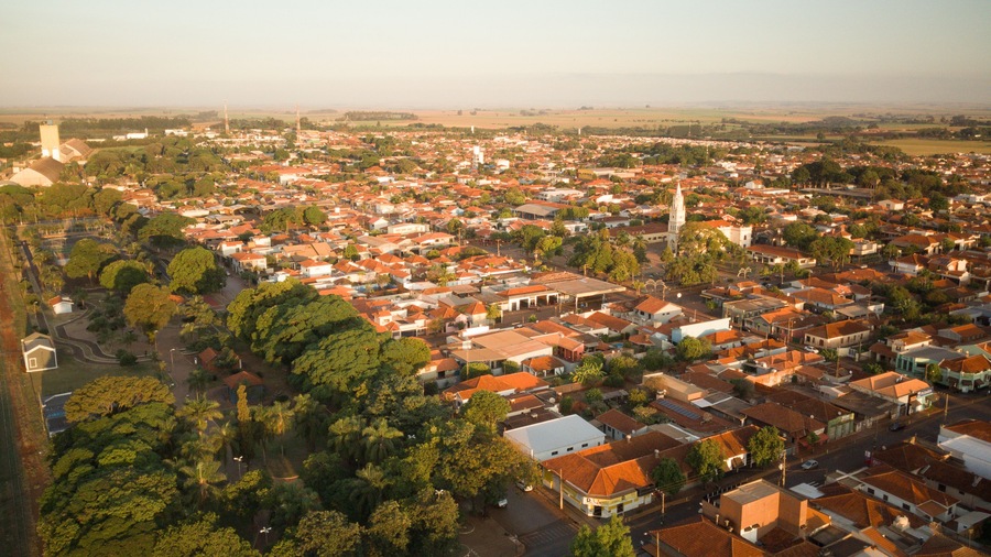 Vista aérea de drone do panorama urbano de Palmital, SP com o centro da cidade em destaque
