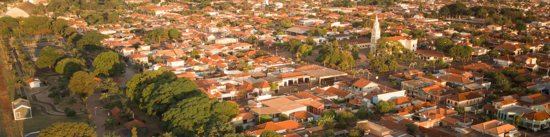 Vista aérea de drone do panorama urbano de Palmital, SP com o centro da cidade em destaque