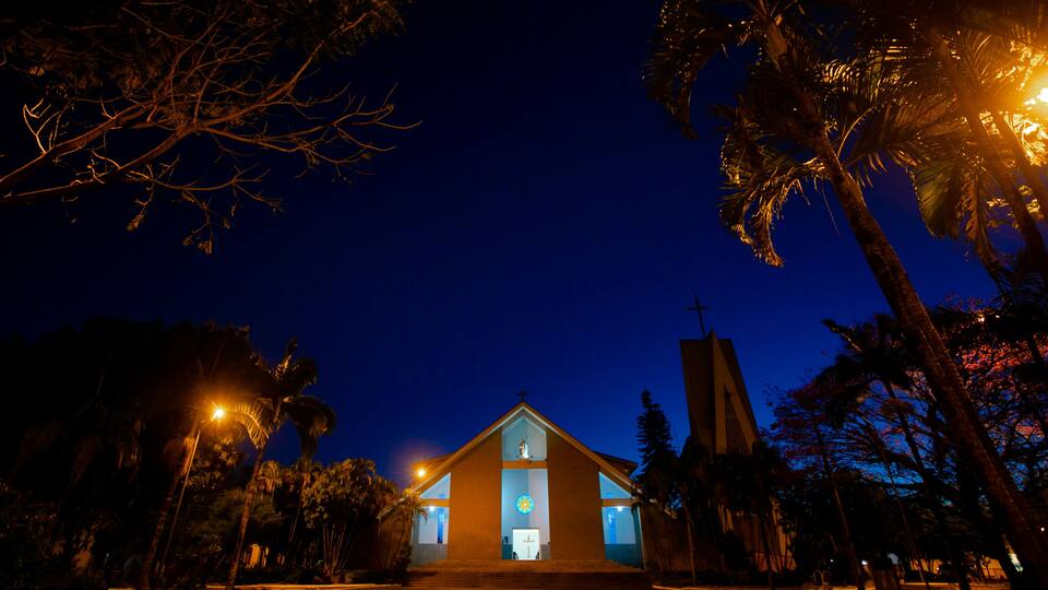 Igreja Católica de São Ludgero, Santa Catarina, Brasil, durante a noite