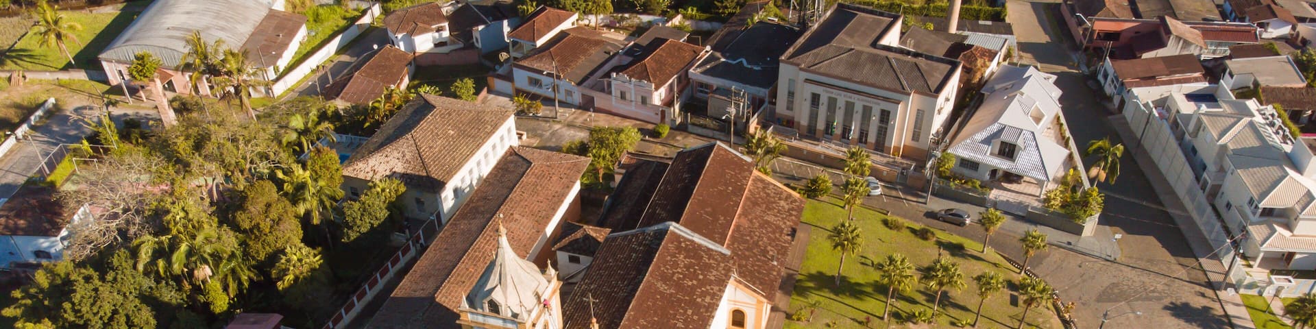 Igreja no centro da cidade de antonina no paraná captada do alto por um drone em 2023.