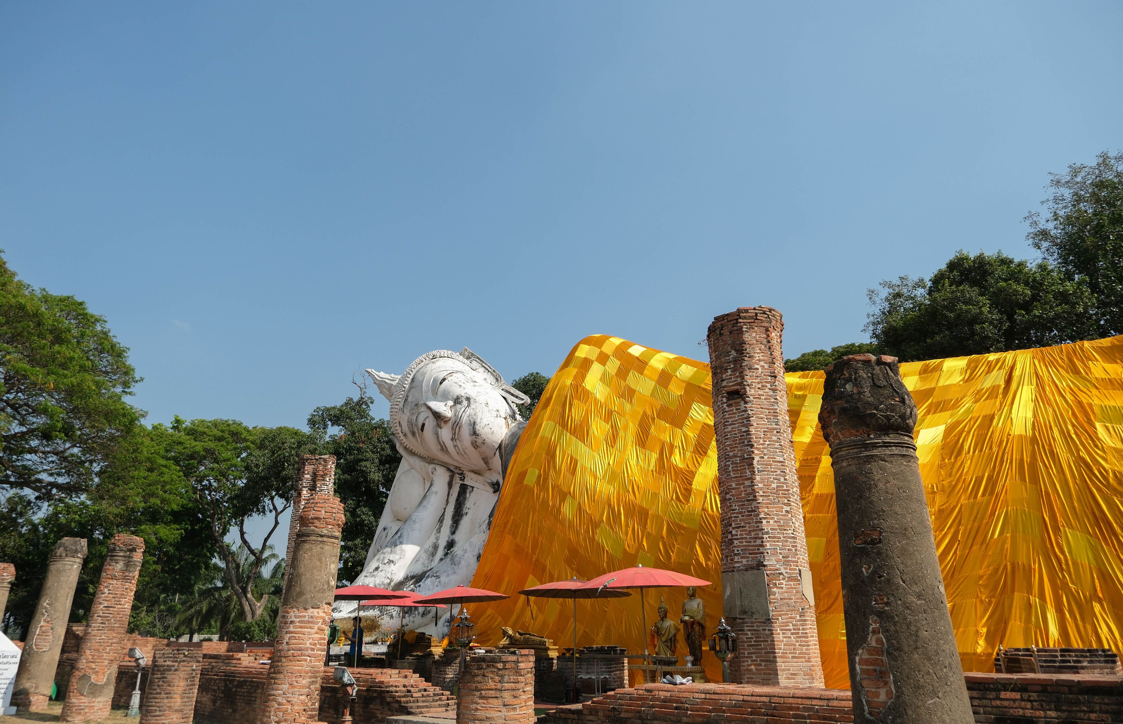 Phra Si Mueang Thong, the reclining Buddha image of Wat Khun Inthapramun, Pho Thong District, Ang Thong Province.