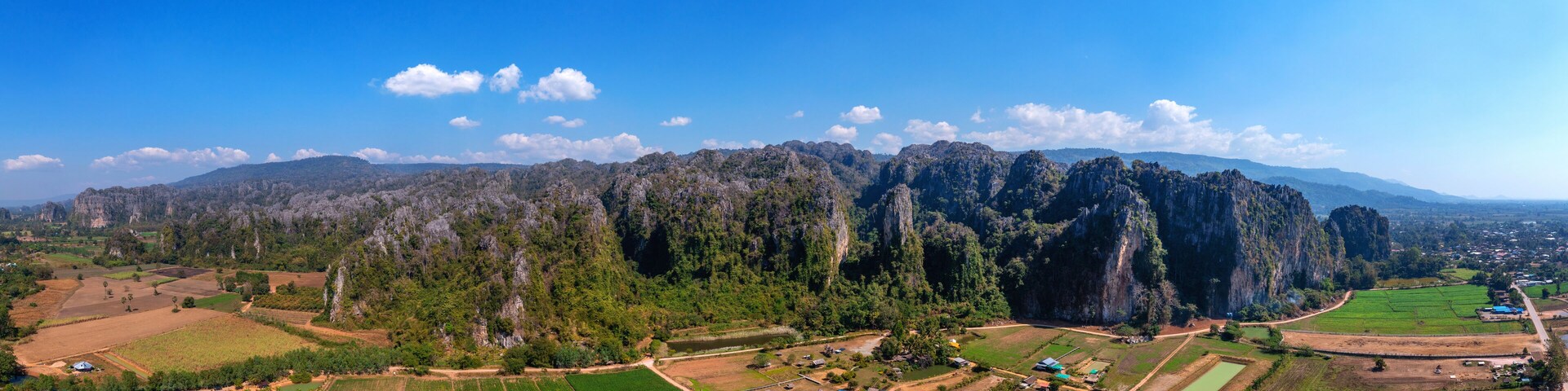 Paisaje montañoso con campos en terrazas y un pueblo.