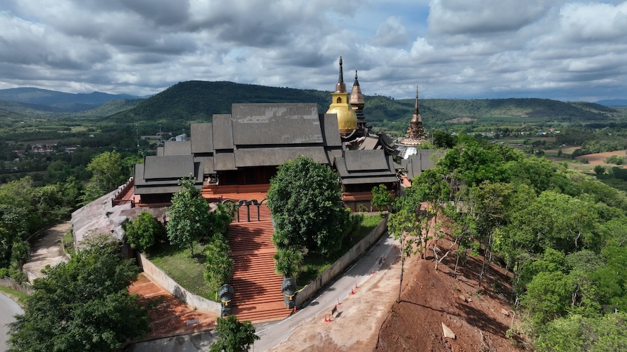 Wat Somdet Phu Ruea Ming Mueang is a beautiful and peaceful Buddhist temple located in Phu Ruea District, Loei Province, Thailand. Known for its stunning architecture, serene atmosphere.