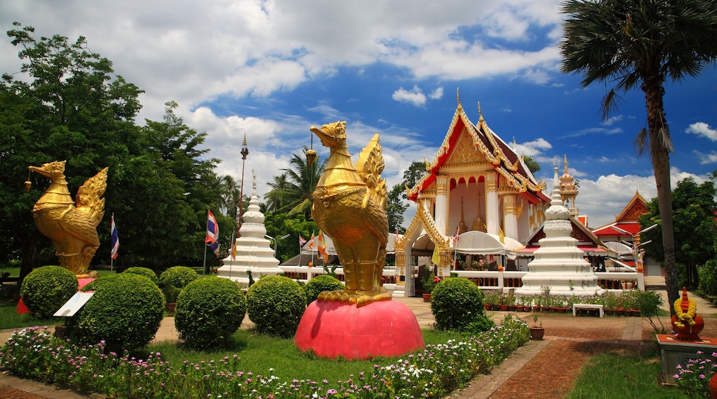 Wat Phai Lom architecture in Nonthaburi