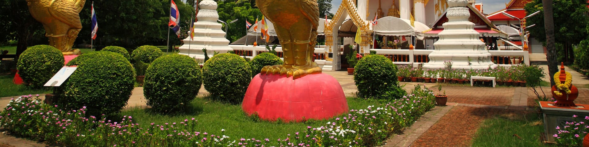 Wat Phai Lom architecture in Nonthaburi
