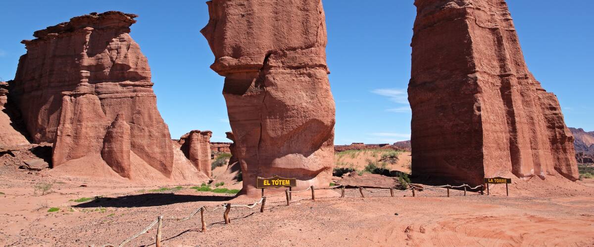 Rock formations with signs reading "EL TOTEM" and "LA TORRE".