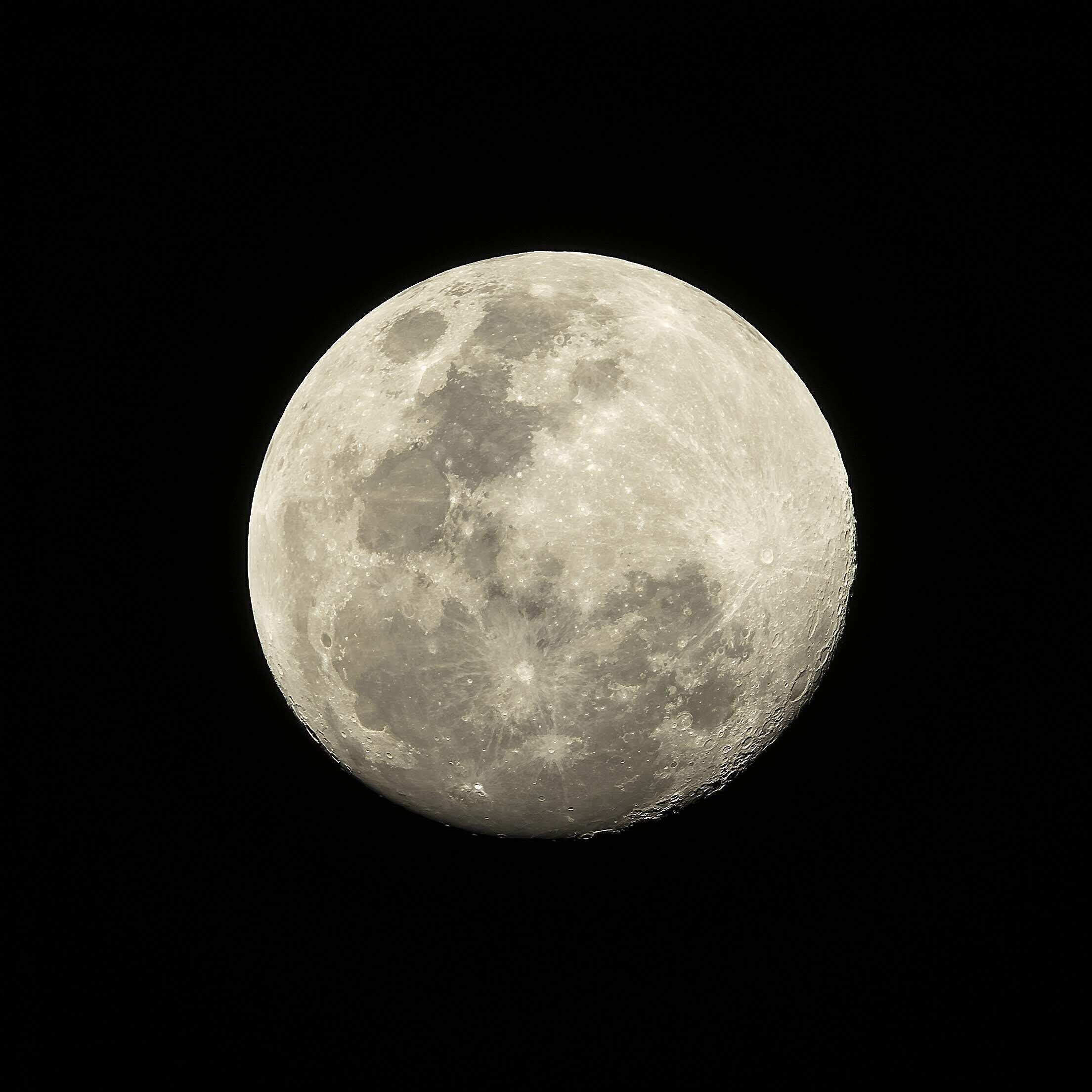 Full moon tonight. Sky clear enough for a clear photo .
Good insert piece to post over a waterfall or clift. Not of course to deceive the viewers.  Just to enhance the experience. 🤗