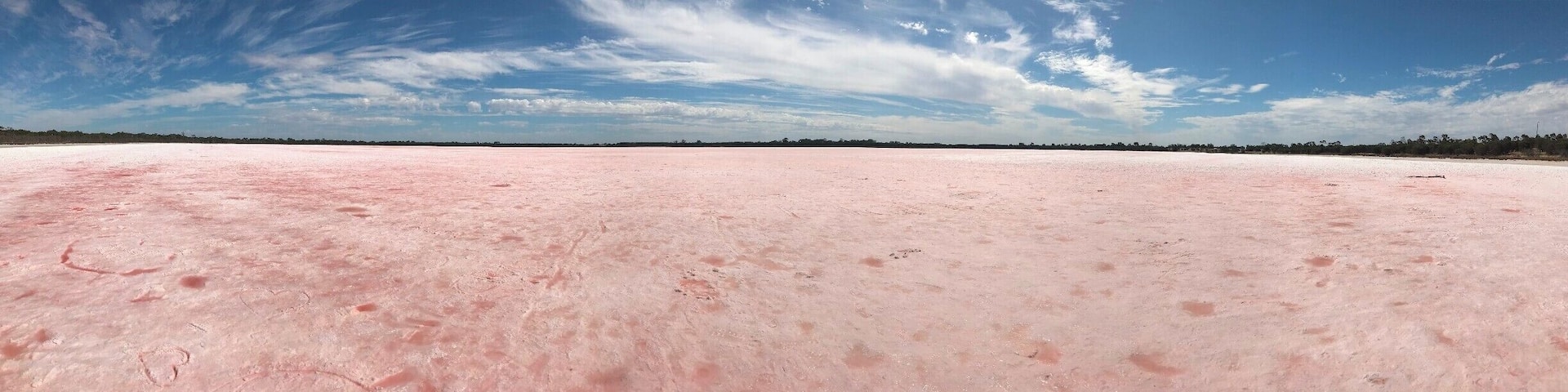 The 8 hour drive from Adelaide back to Melbourne was more interesting than I expected. The Pink Lake near Dimboola was the perfect place to stretch our legs and explore. Since there was hardly any water in the lake, we were able to walk on the hard crystallized salt and enjoy the vast beauty. Don’t forget your sunnies in the car as it was overwhelmingly bright when we visited! #SMDdoesOZ #Australia