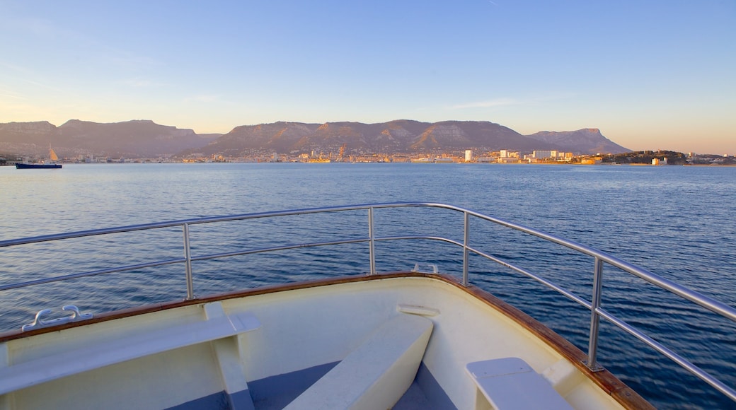 Provence som viser kyst, kystby og båter