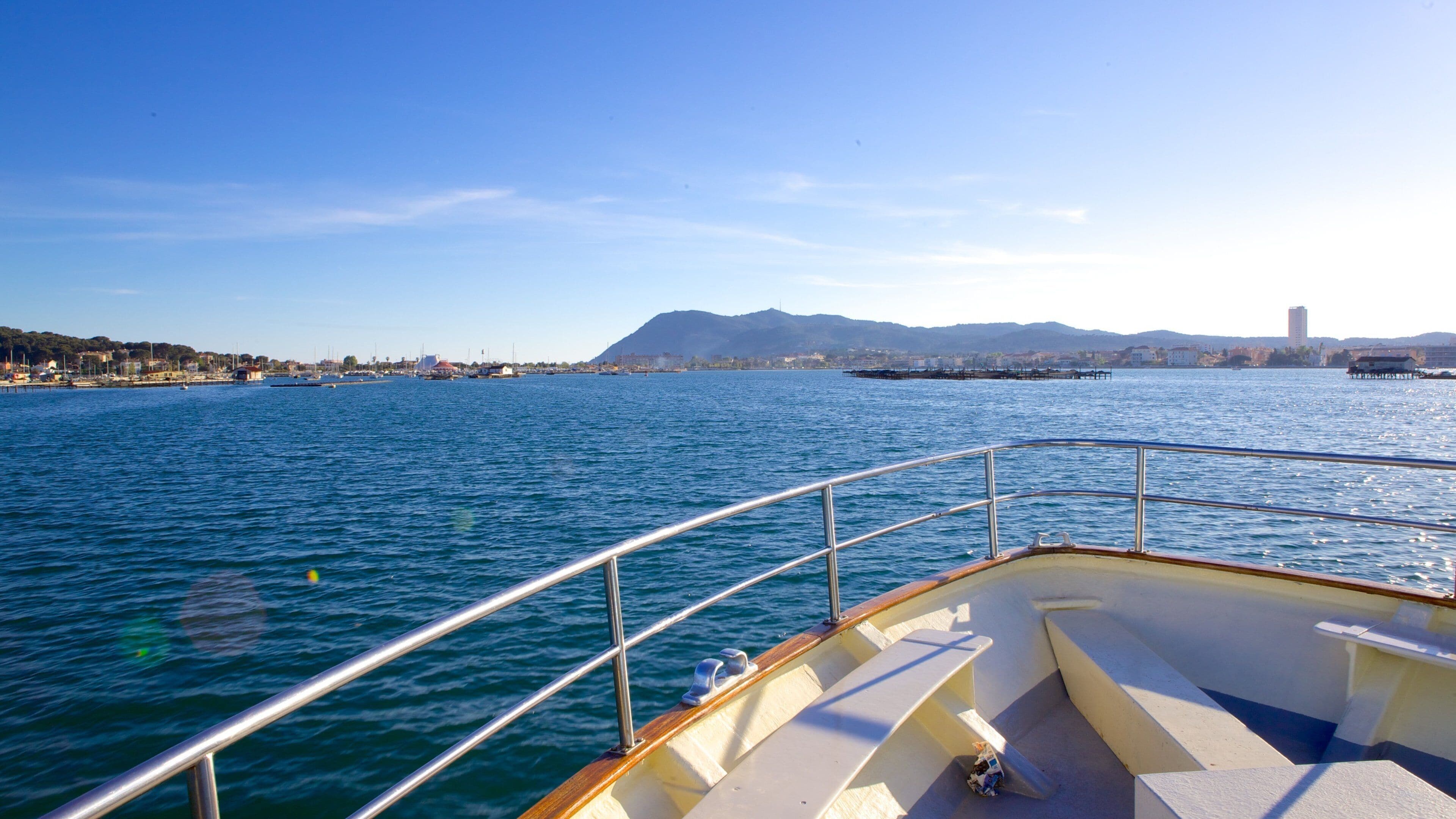 Tolón mostrando botes, vista general a la costa y una ciudad costera