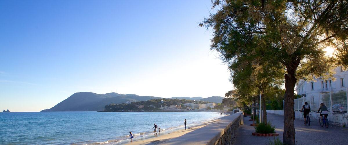 Provenza que incluye una playa, una localidad costera y escenas cotidianas