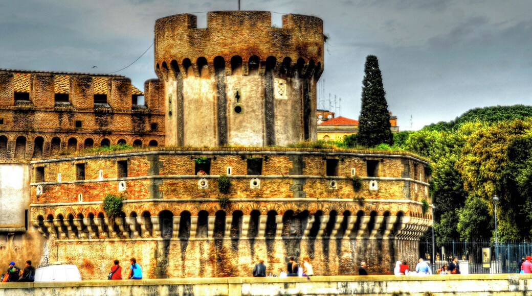 Die Engelsburg in Rom wurde als Mausoleum für den römischen Kaiser Hadrian und dessen Nachfolger gebaut. Begonnen wurde der Bau um 133 n. Chr. Mit Beginn des 10 Jhd. gelangte die Anlage in den Besitz des Vatikans. Die folgenden Päpste bauten das Grabmal dann zur Flucht Burg um. Zwischen der Burg und dem Vatikan gibt es eine verborgenen oberirdischen Fluchtweg den unter andern Papst Klemens VII nutzte, als die Truppen Kaiser Karl V Rom 1527 plünderten. (Sacco di Roma) Es wurde unter anderem die folgenden Kaiser dort begraben: Marcus Aurelius Antonius Bassianus (Caracalla), Mark Aurel, Hadria mit seiner Frau, Antonius Pius und seine Frau Faustina. The Castel Sant'Angelo in Rome was built as a mausoleum for the Emperor Hadrian and his successor. The construction began around 133 AD With the beginning of the 10th century, the plant became the property of the Vatican. The following popes built the tomb to be a refuge. Between the Castle and the Vatican, there is a hidden escape way. It was used among others, Pope Clement VII, when the troops Emperor Karl V sacked Rome 1527th (Sacco di roma) The following emperors buried there: Marcus Aurelius Antonius Bassianus (Caracalla), Marcus Aurelius, Hadrian and his wife, Antoninus Pius and his wife Faustina