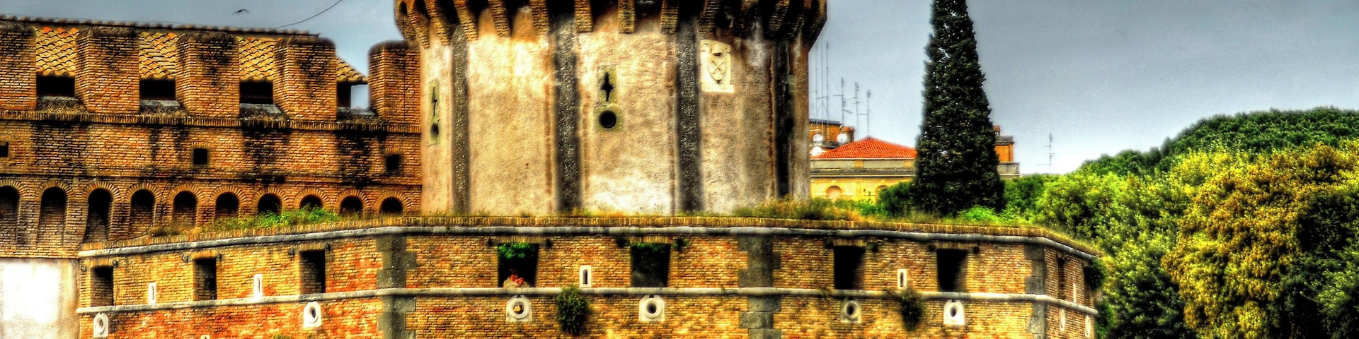 Die Engelsburg in Rom wurde als Mausoleum für den römischen Kaiser Hadrian und dessen Nachfolger gebaut. Begonnen wurde der Bau um 133 n. Chr. Mit Beginn des 10 Jhd. gelangte die Anlage in den Besitz des Vatikans. Die folgenden Päpste bauten das Grabmal dann zur Flucht Burg um. Zwischen der Burg und dem Vatikan gibt es eine verborgenen oberirdischen Fluchtweg den unter andern Papst Klemens VII nutzte, als die Truppen Kaiser Karl V Rom 1527 plünderten. (Sacco di Roma) Es wurde unter anderem die folgenden Kaiser dort begraben: Marcus Aurelius Antonius Bassianus (Caracalla), Mark Aurel, Hadria mit seiner Frau, Antonius Pius und seine Frau Faustina. The Castel Sant'Angelo in Rome was built as a mausoleum for the Emperor Hadrian and his successor. The construction began around 133 AD With the beginning of the 10th century, the plant became the property of the Vatican. The following popes built the tomb to be a refuge. Between the Castle and the Vatican, there is a hidden escape way. It was used among others, Pope Clement VII, when the troops Emperor Karl V sacked Rome 1527th (Sacco di roma) The following emperors buried there: Marcus Aurelius Antonius Bassianus (Caracalla), Marcus Aurelius, Hadrian and his wife, Antoninus Pius and his wife Faustina