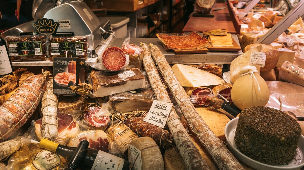 Trevi which includes food and markets