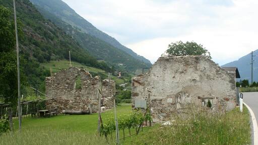 Kirchenruine St. Lorenzen (rechts) mit der nebenstehendenRuine eines Turms bei Naturns