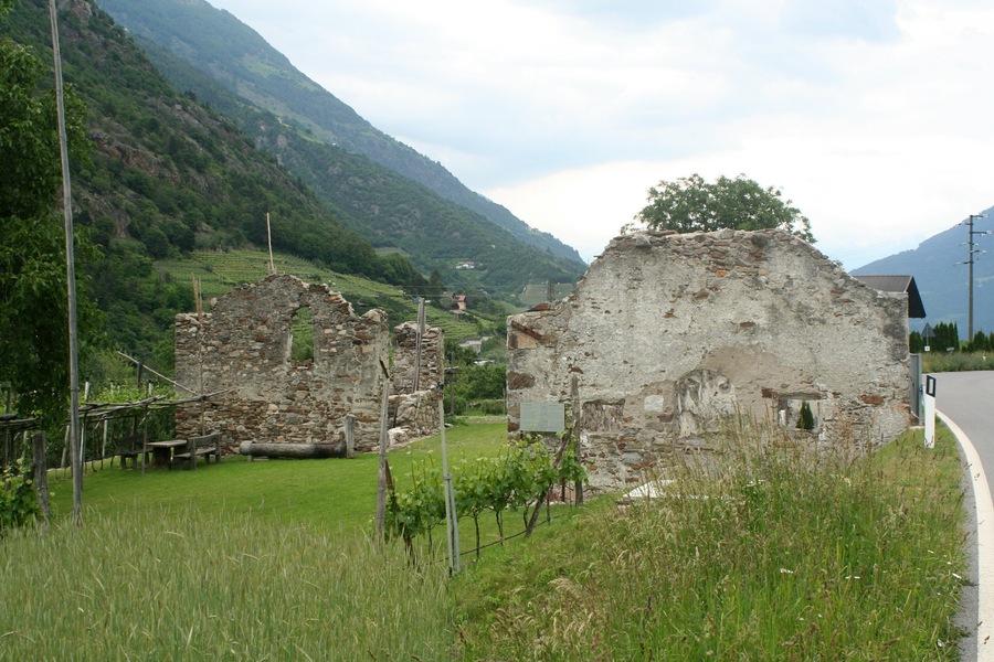 Kirchenruine St. Lorenzen (rechts) mit der nebenstehendenRuine eines Turms bei Naturns