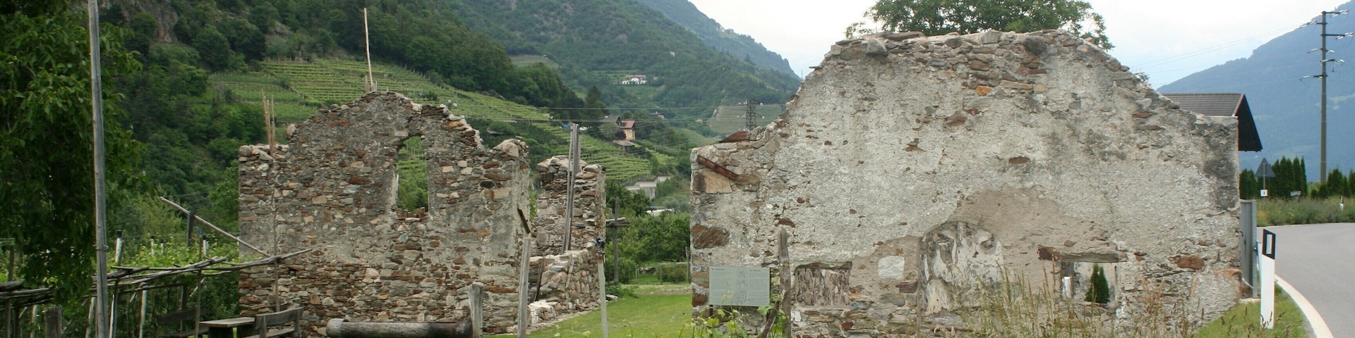 Kirchenruine St. Lorenzen (rechts) mit der nebenstehendenRuine eines Turms bei Naturns