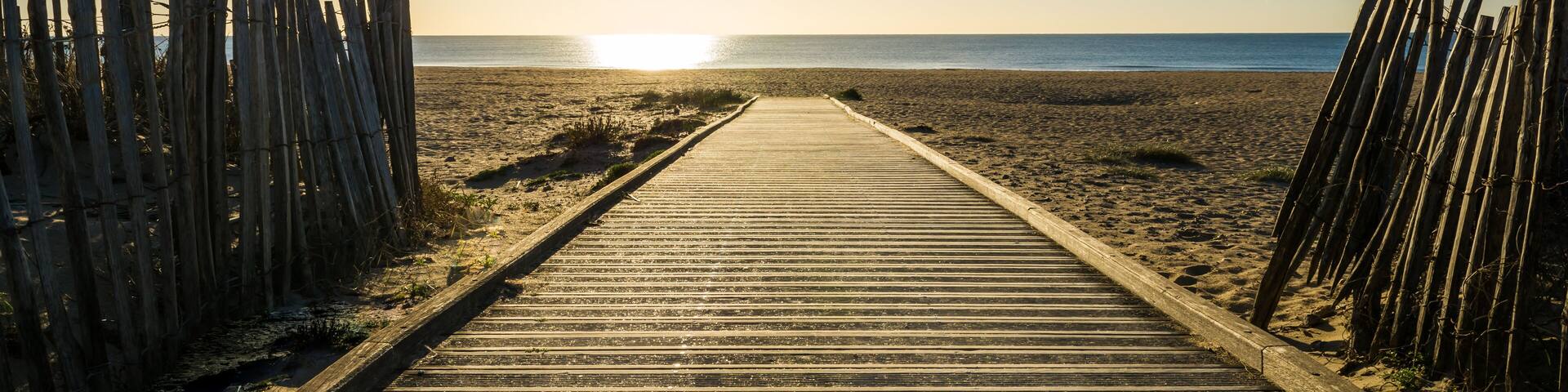 Entrée de la plage des trois digues en hiver le matin à Sète, dans l'Hérault, en Occitanie, France