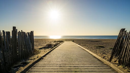 Entrée de la plage des trois digues en hiver le matin à Sète, dans l'Hérault, en Occitanie, France