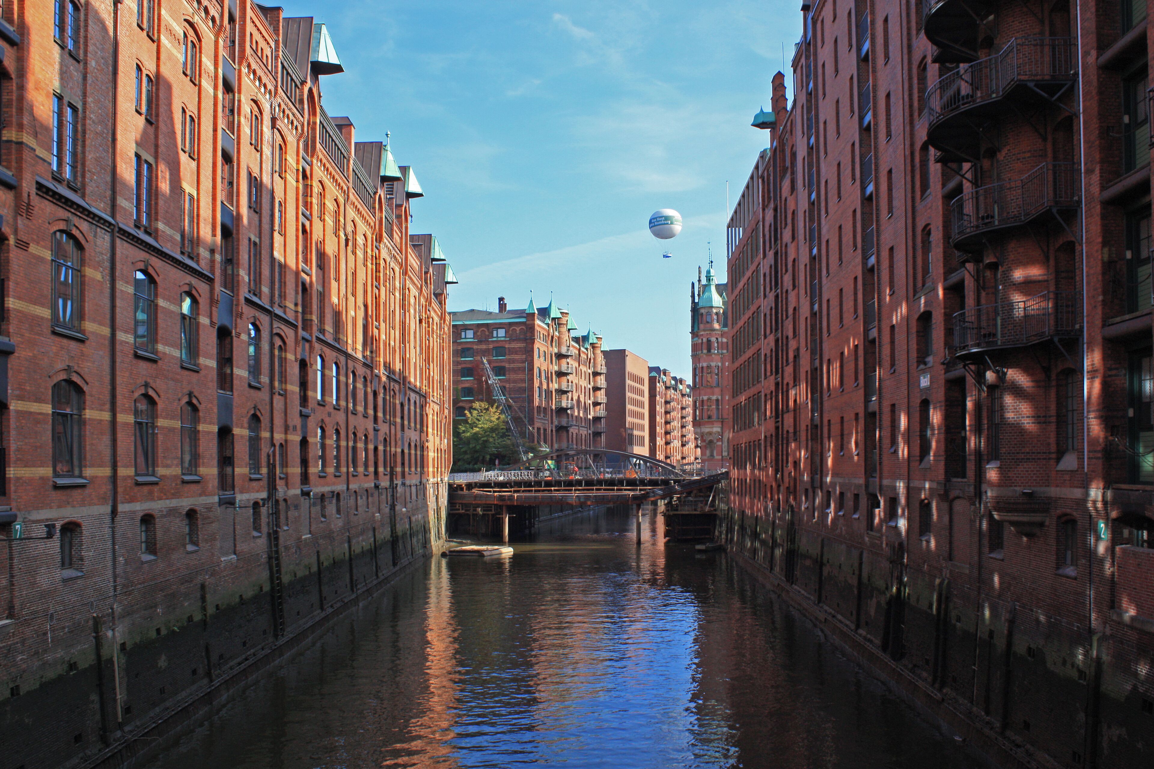 This is a photograph of an architectural monument. It is on the list of cultural monuments of Hamburg, no. 968
