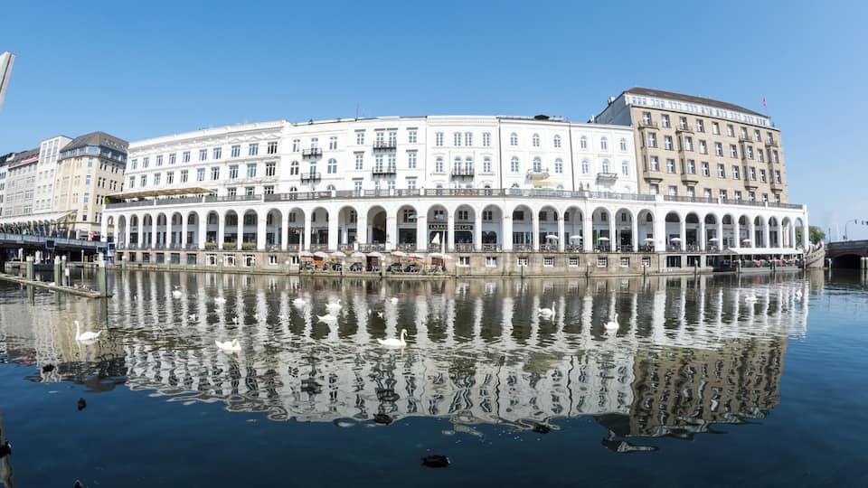 This is a photograph of an architectural monument. It is on the list of cultural monuments of Hamburg, no. 29944