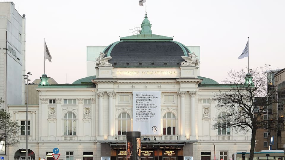This is a photograph of an architectural monument. It is on the list of cultural monuments of Hamburg, no. 618