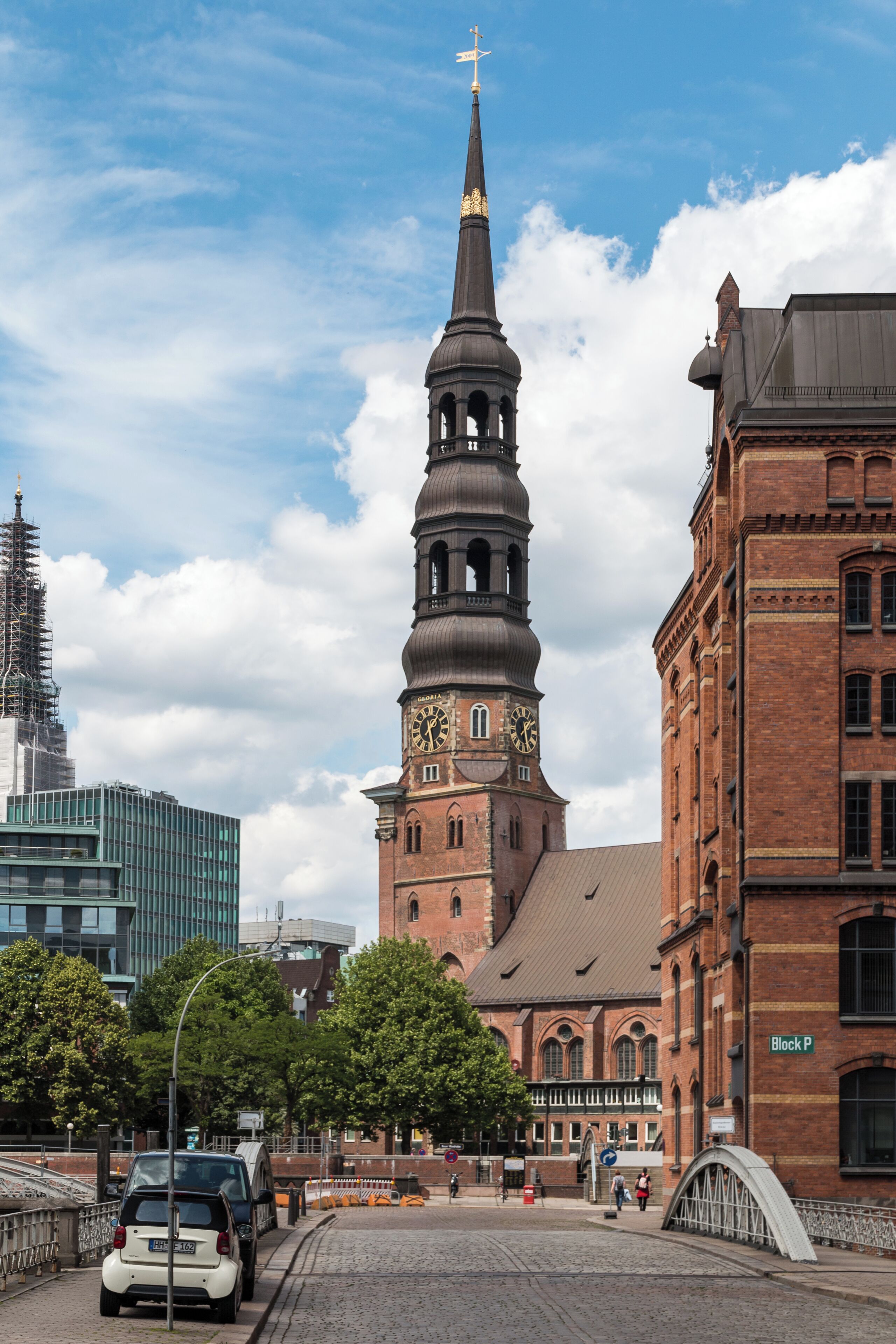 This is a photograph of an architectural monument. It is on the list of cultural monuments of Hamburg, no. 11872