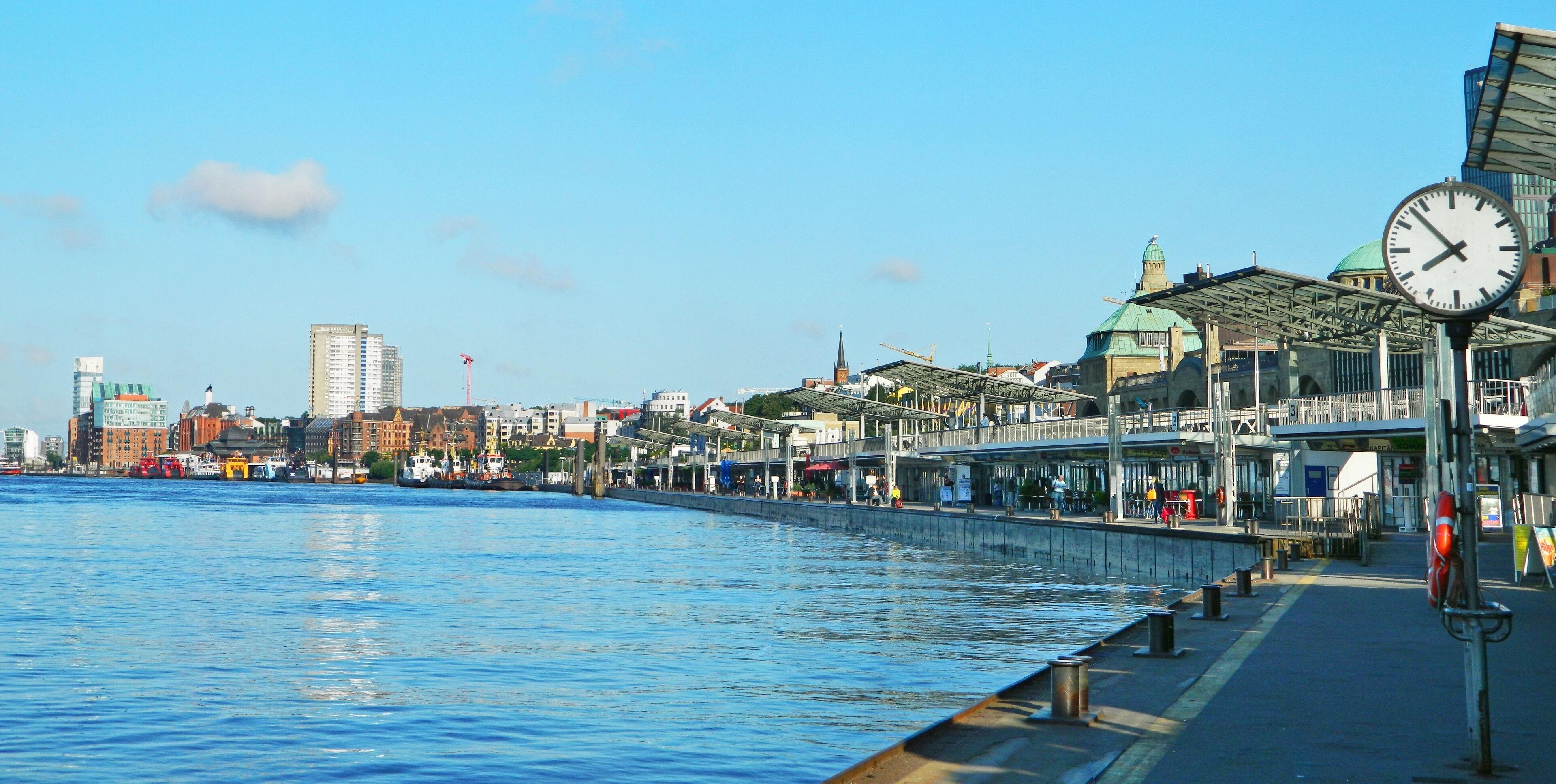 Morgens ist kein Schiff an den Landungsbrücken