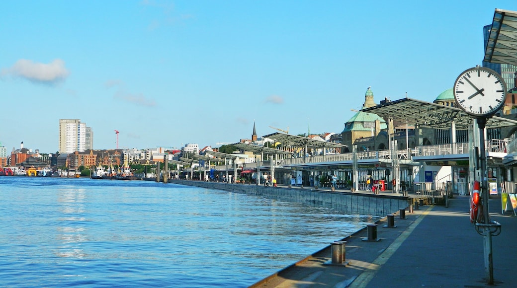 Morgens ist kein Schiff an den Landungsbrücken