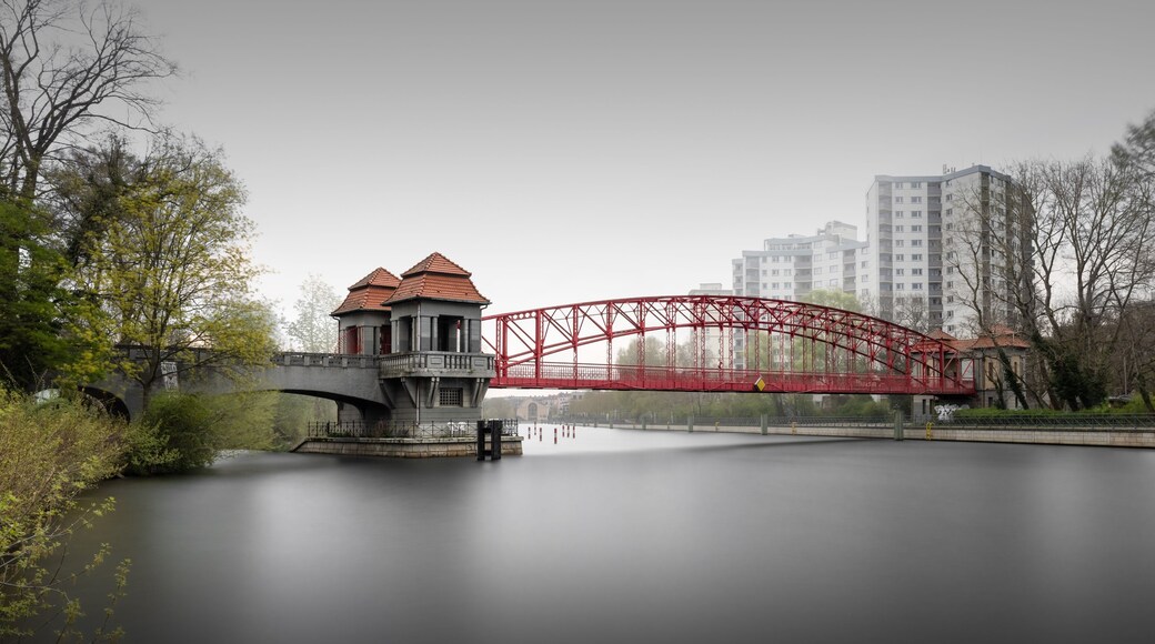 Historische Tegeler Hafenbrücke / Sechserbrücke in Berlin Reinickendorf.
