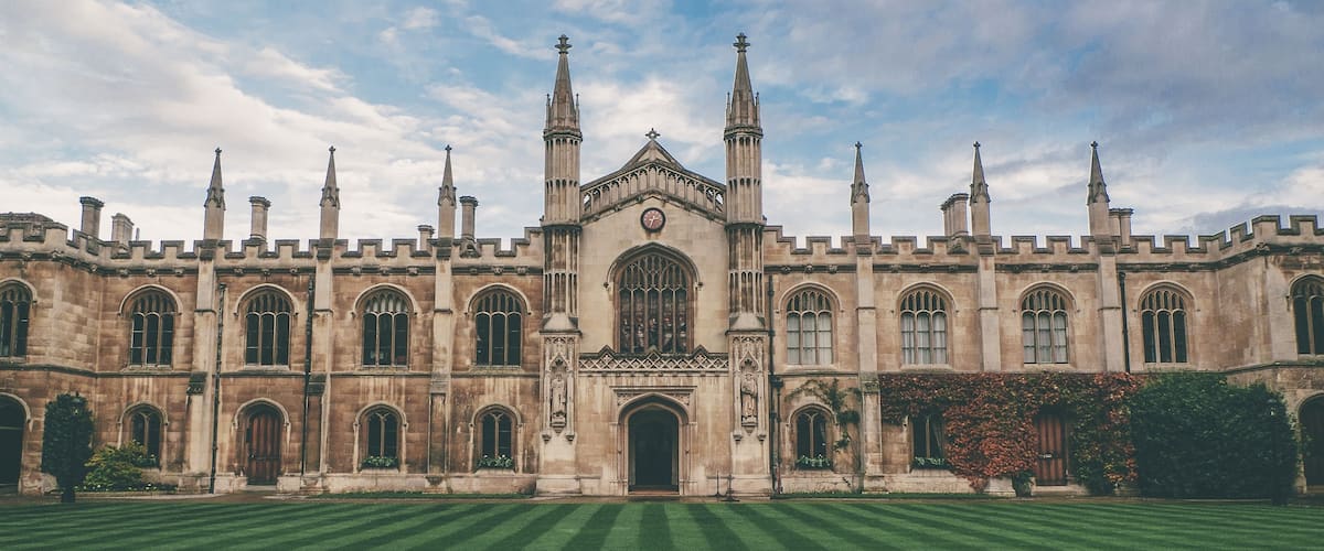 Perspektiva vido al palaco en Universitato Cambridge kun stucherbaj strioj en ŝajna konverĝo.