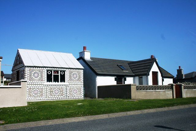 Seashell House A decorative feature of Hamnavoe requiring more than a little patience but surely a recycling innovation!