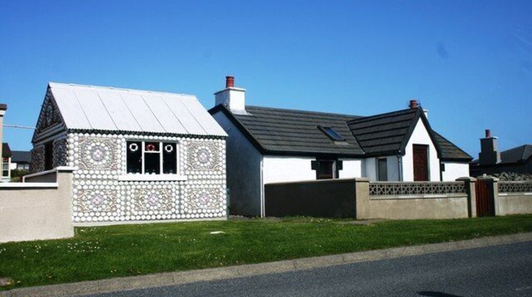 Seashell House A decorative feature of Hamnavoe requiring more than a little patience but surely a recycling innovation!