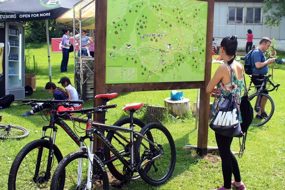 Um mapa com uma bicicleta e uma tenda em primeiro plano.