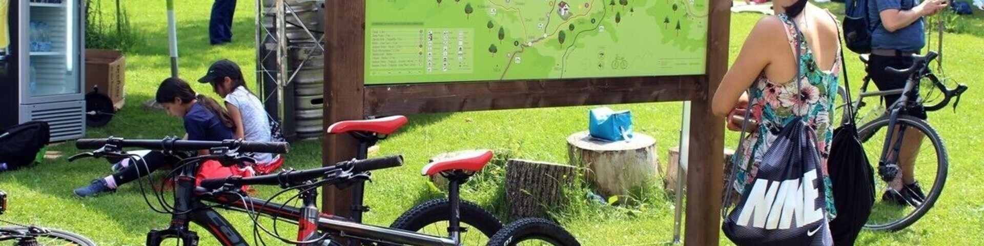 Um mapa com uma bicicleta e uma tenda em primeiro plano.