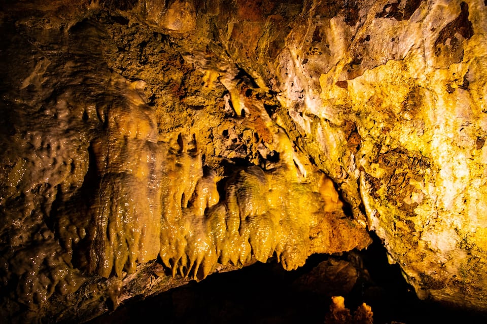 Caverna com estalactites e estalagmites.