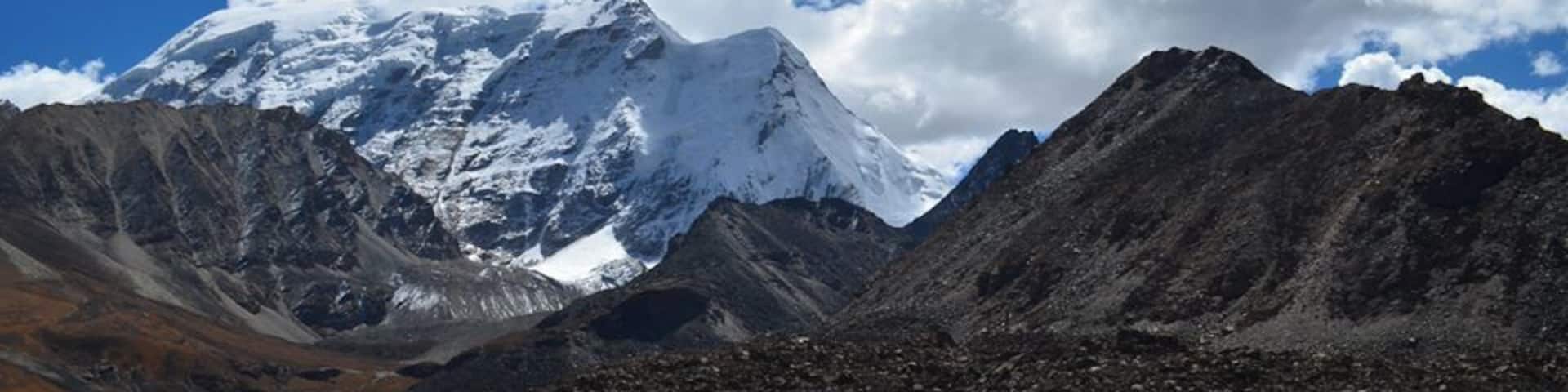 En-route Gurudongmer Lake, Lachen, Sikkim.
This place screams gorgeousness! #wanderlust #Sikkim #Lachen #mountainousviews #snowcappedmountains #IncredibleIndia