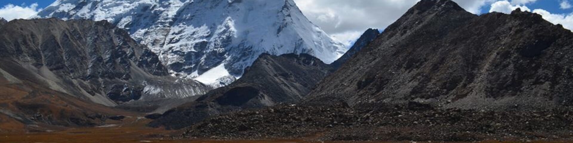 En-route Gurudongmer Lake, Lachen, Sikkim.
This place screams gorgeousness! #wanderlust #Sikkim #Lachen #mountainousviews #snowcappedmountains #IncredibleIndia